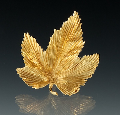 A Ladies' 18k Leaf Brooch 18k