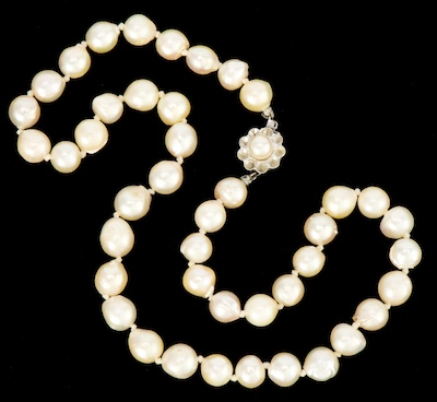 A Ladies' Pearl Necklace with