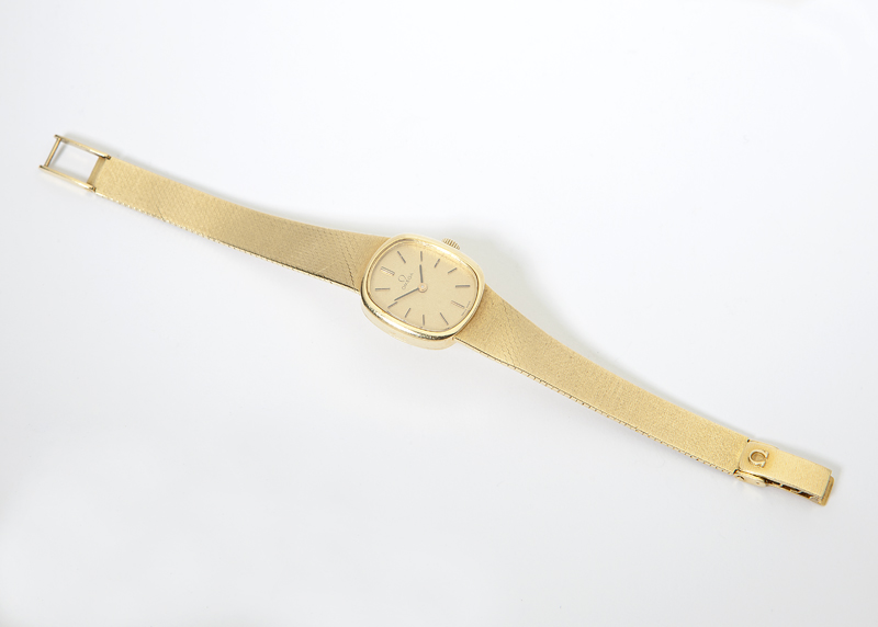 A lady's 18K gold wristwatch