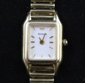A lady's modern 9ct gold Accur