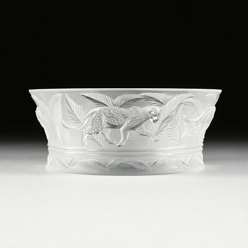 A LALIQUE CLEAR AND FROSTED CRYSTAL