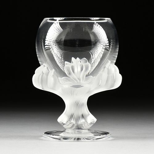 A LALIQUE FROSTED AND CLEAR CRYSTAL