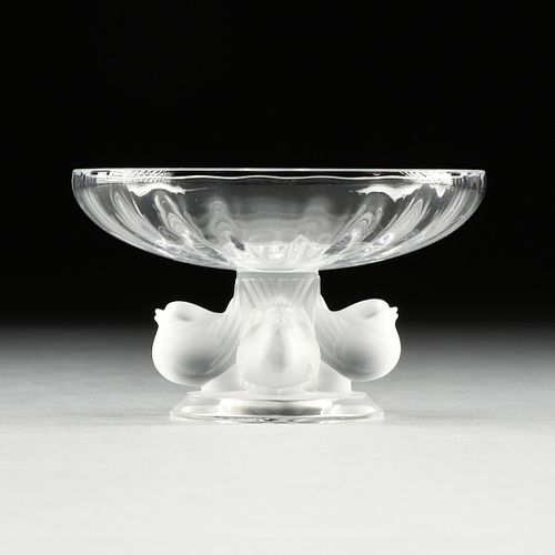 A LALIQUE FROSTED AND CLEAR CRYSTAL