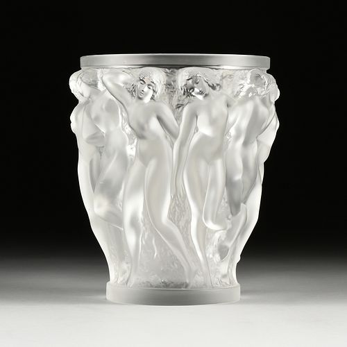 A LALIQUE FROSTED CRYSTAL