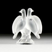 A LALIQUE FROSTED CRYSTAL DOVE