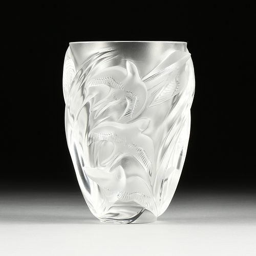 A LALIQUE FROSTED CRYSTAL