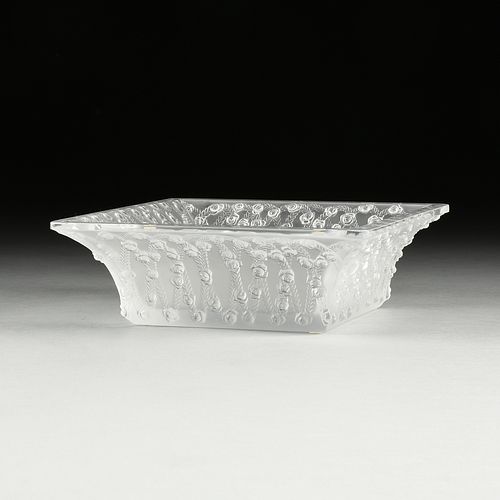 A LALIQUE FROSTED CRYSTAL "ROSES"