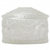 A LALIQUE GLASS POWDER BOX IN