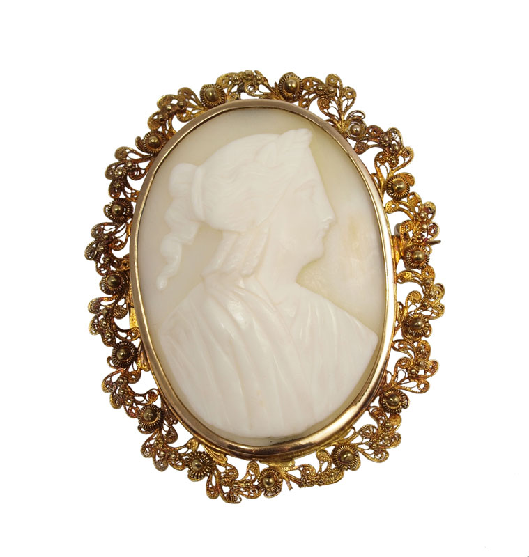 A LARGE 18K CAMEO BROOCH: 18K