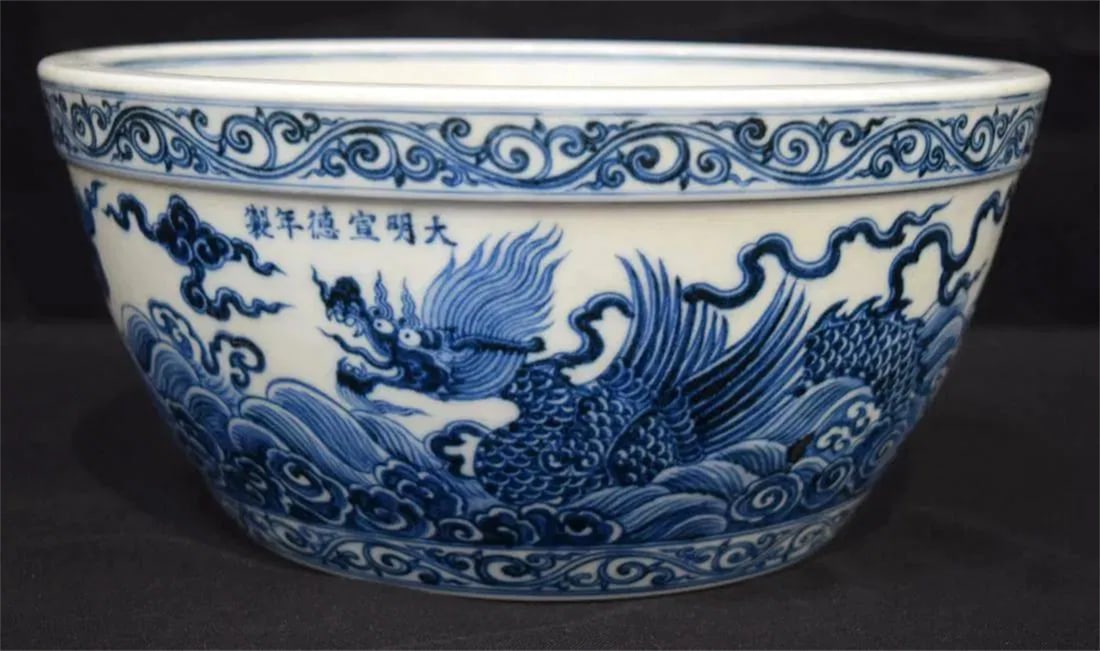 A LARGE CHINESE BLUE & WHITE