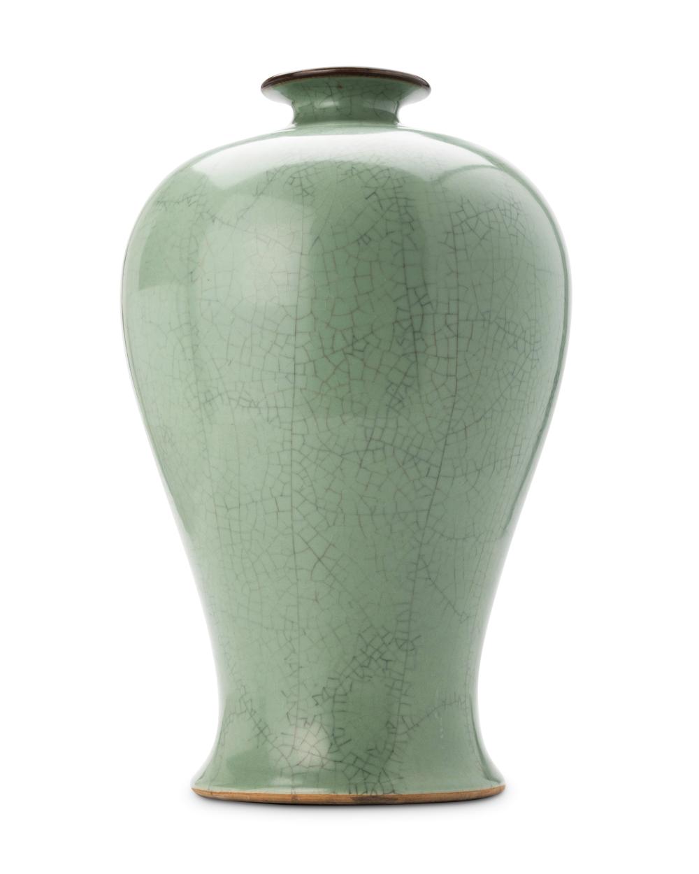 A LARGE CHINESE CERAMIC VASEA large