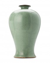 A LARGE CHINESE CERAMIC VASEA