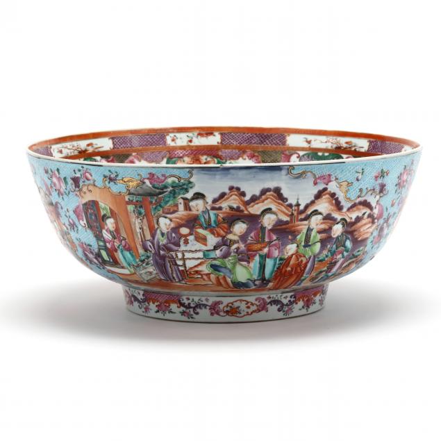 A LARGE CHINESE EXPORT PORCELAIN