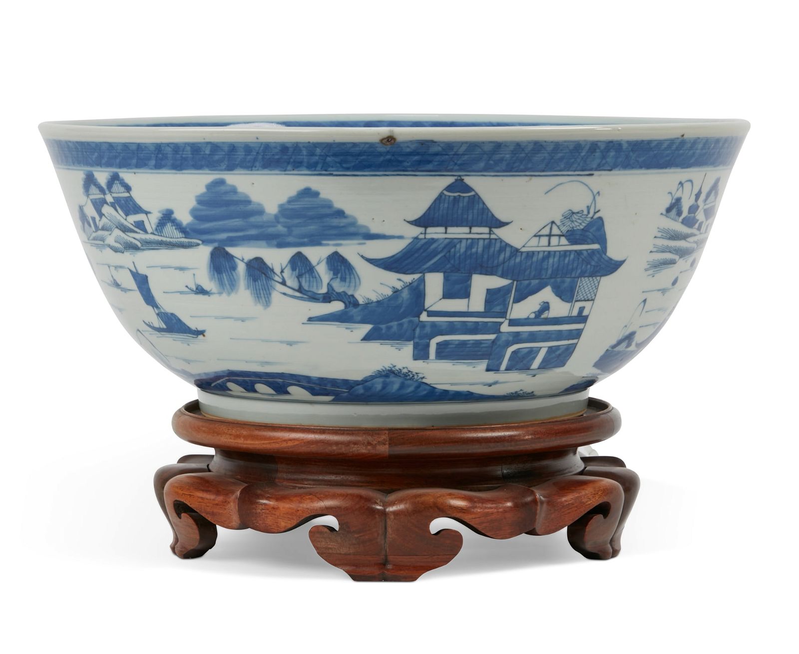 A LARGE CHINESE EXPORT PORCELAIN