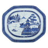 A LARGE CHINESE EXPORT PORCELA