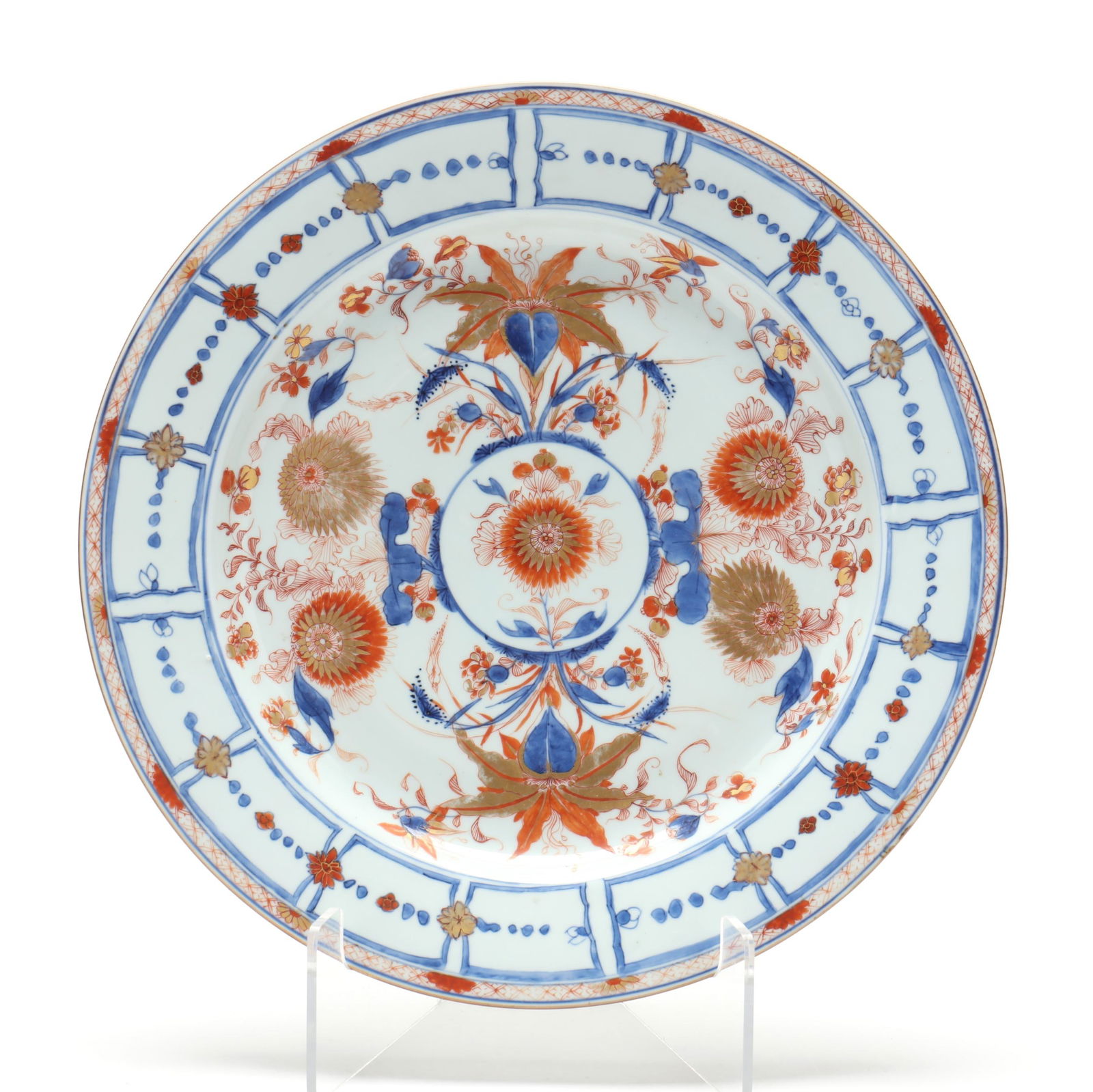 A LARGE CHINESE EXPORT PORCELAIN