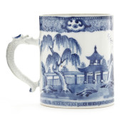 A LARGE CHINESE EXPORT PORCELA
