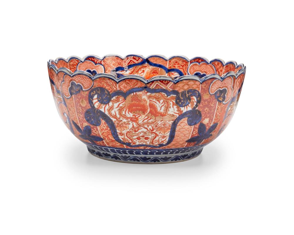 A LARGE CHINESE IMARI PORCELAIN