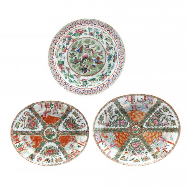 A LARGE CHINESE PORCELAIN CENTER