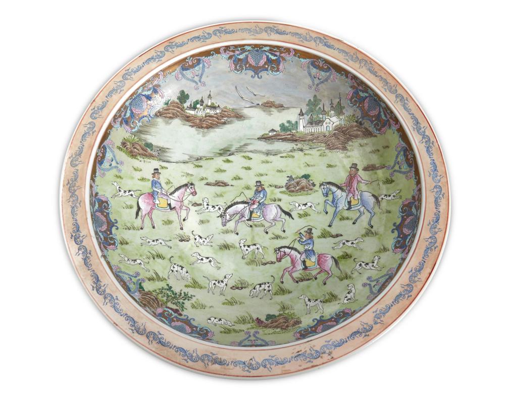 A LARGE CHINESE PORCELAIN