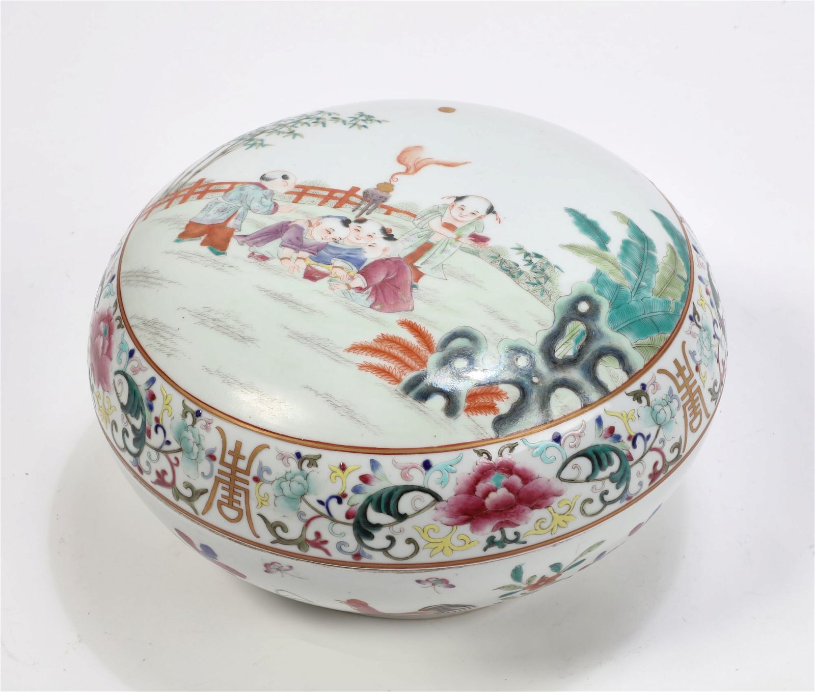 A LARGE CHINESE PORCELAIN
