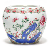 A LARGE CHINESE PORCELAIN FAMI