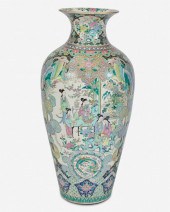 A LARGE CHINESE PORCELAIN FLOO