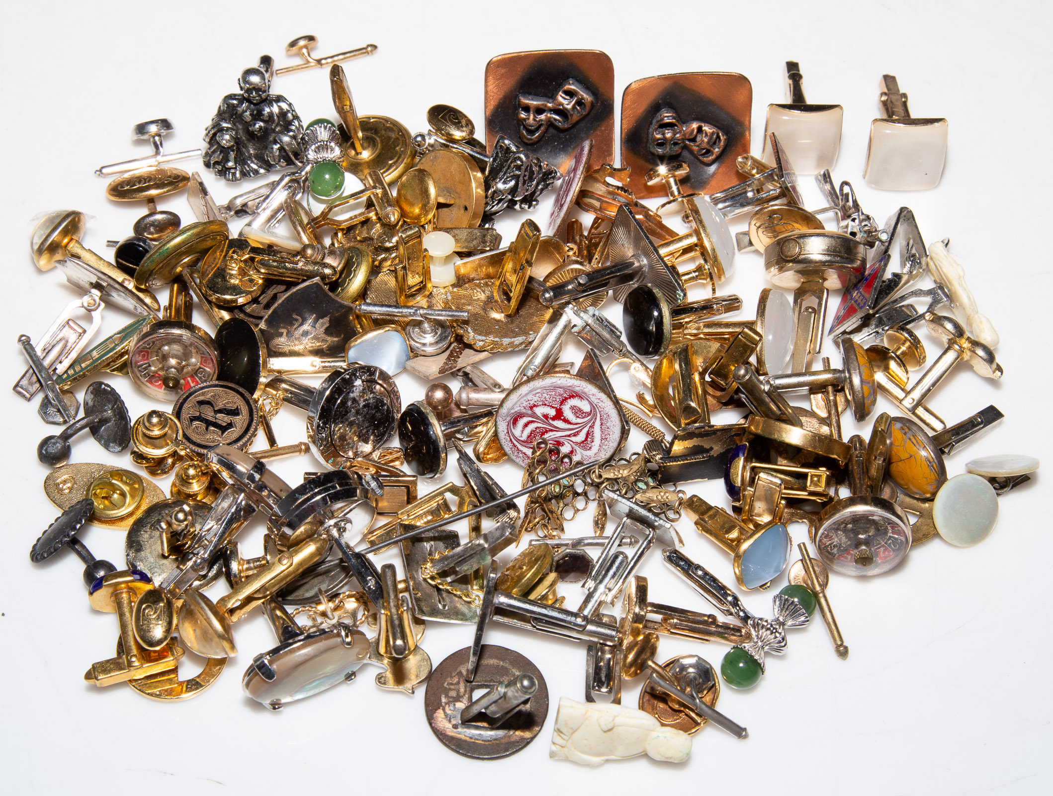 A LARGE COLLECTION OF VINTAGE