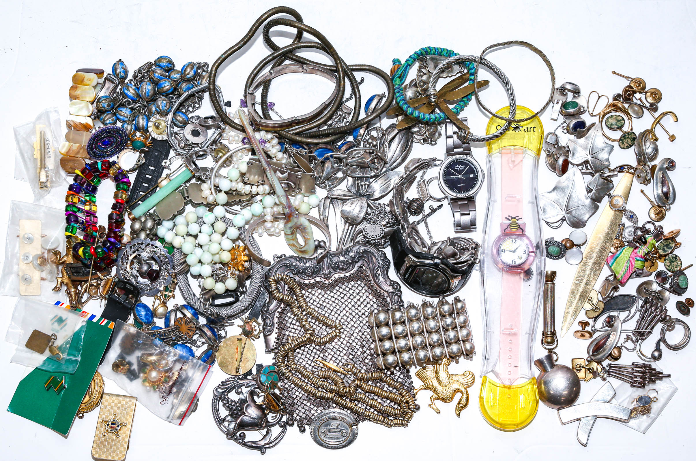 A LARGE COLLECTION OF VINTAGE