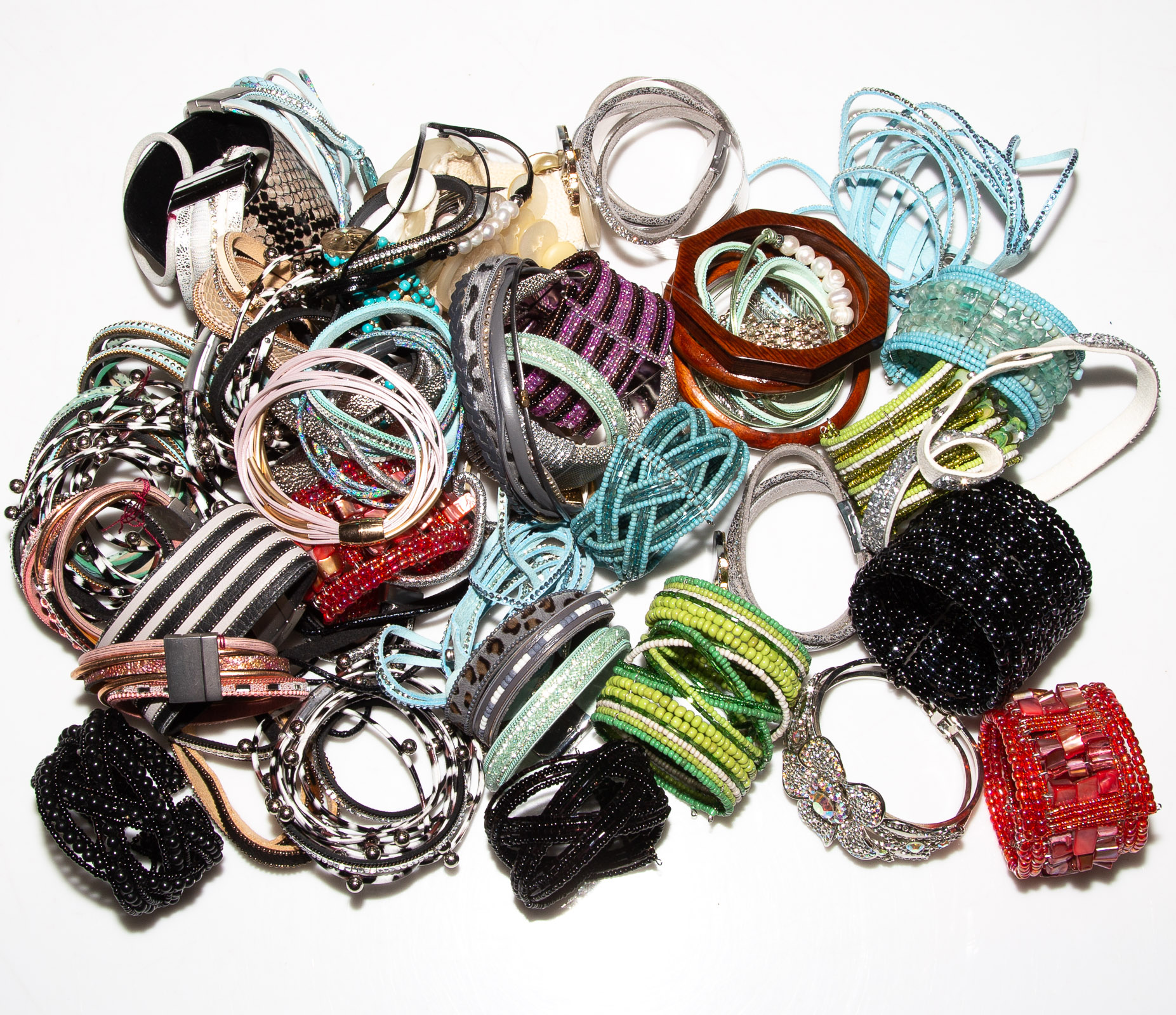 A LARGE COLLECTION OF WIDE BEADED