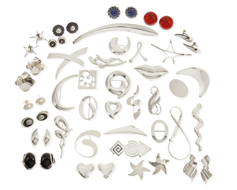 A LARGE GROUP OF MIXED JEWELRYA