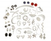 A LARGE GROUP OF MIXED JEWELRY