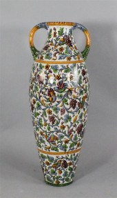 A large Italian maiolica slend