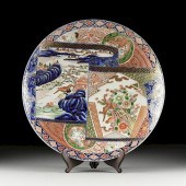 A LARGE JAPANESE IMARI PORCELA