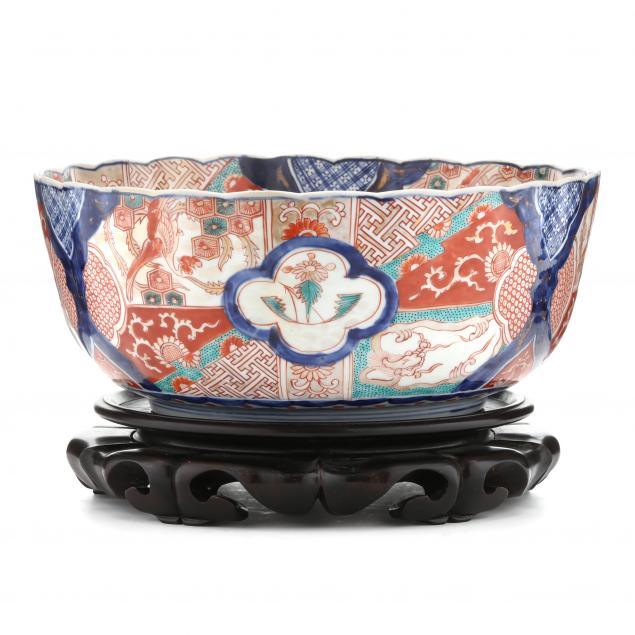 A LARGE JAPANESE IMARI PORCELAIN