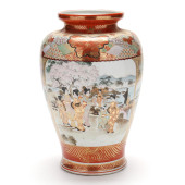 A LARGE JAPANESE PORCELAIN KUT