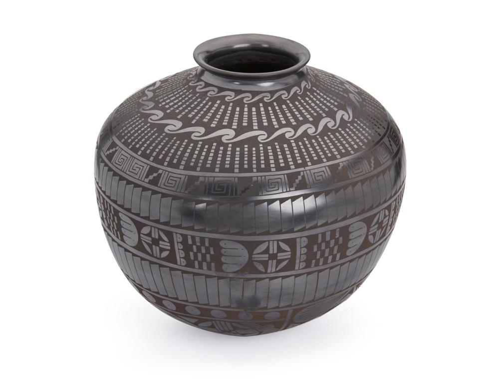 A LARGE MATA ORTIZ BLACKWARE