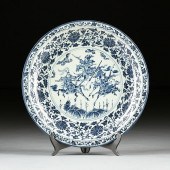 A LARGE MING DYNASTY STYLE BLU