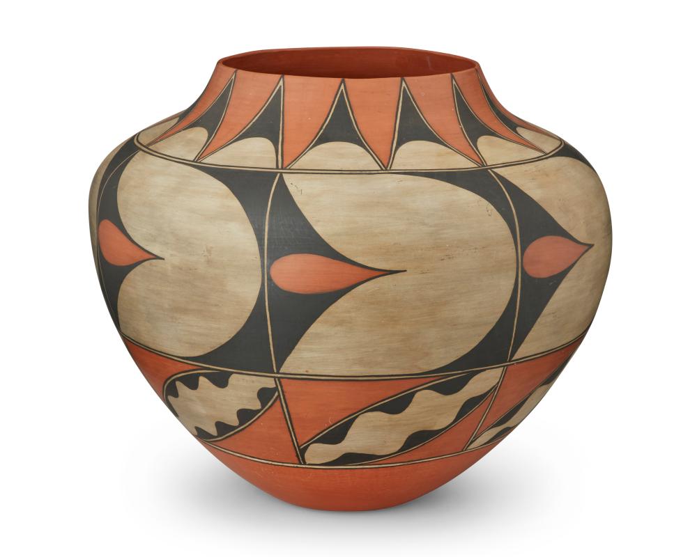 A LARGE PUEBLO-STYLE POTTERY