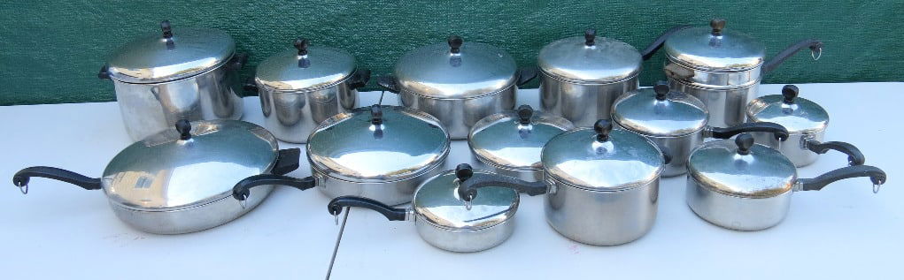 A LARGE SET OF VINTAGE FARBERWARE