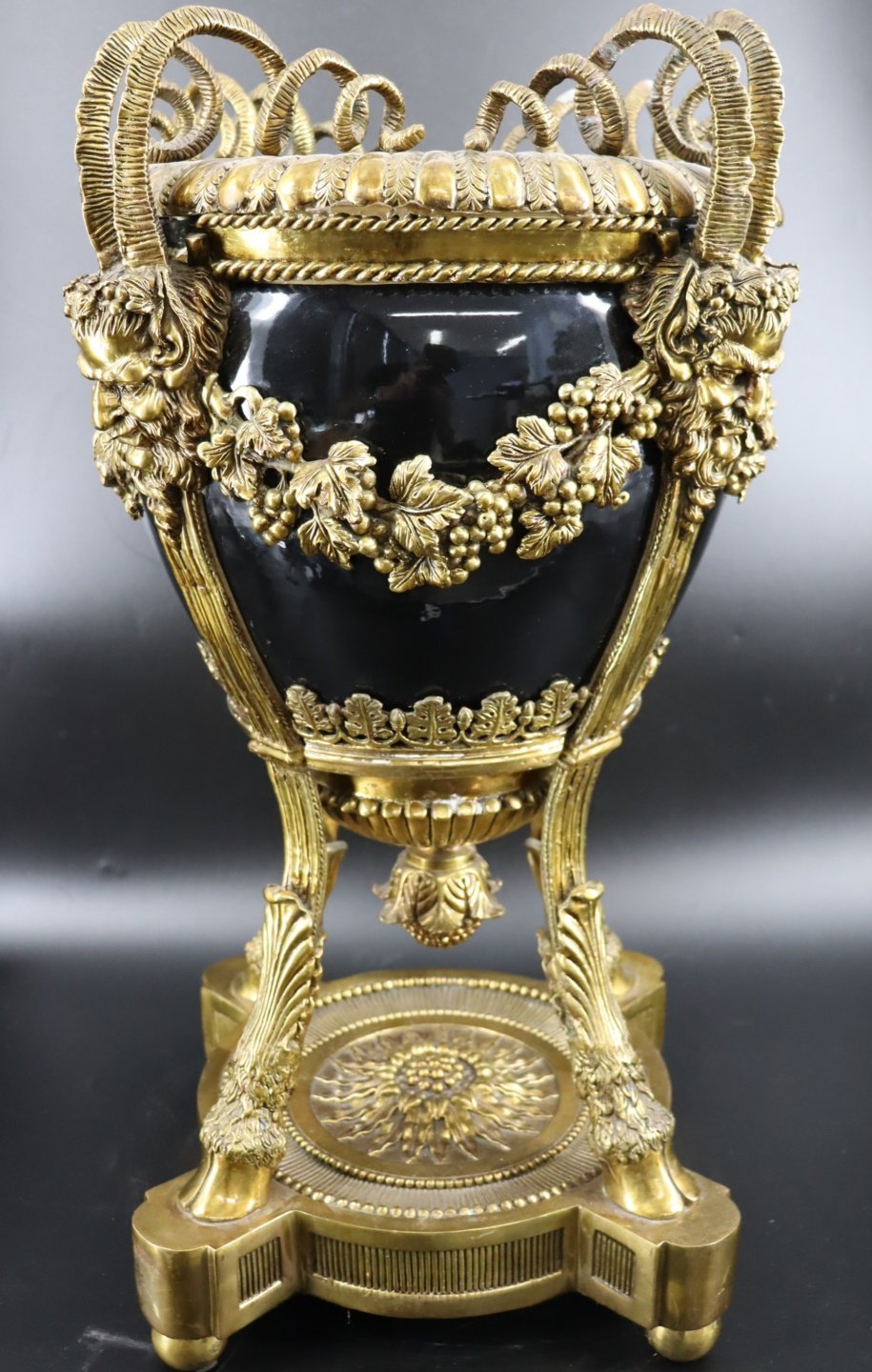 A LARGE VINTAGE BRONZE URN /