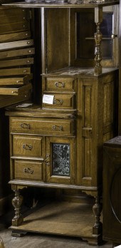 A LATE VICTORIAN QUARTERSAWN O