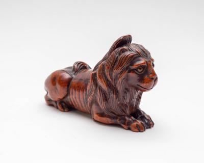 A lion fruitwood snuff box, 19th