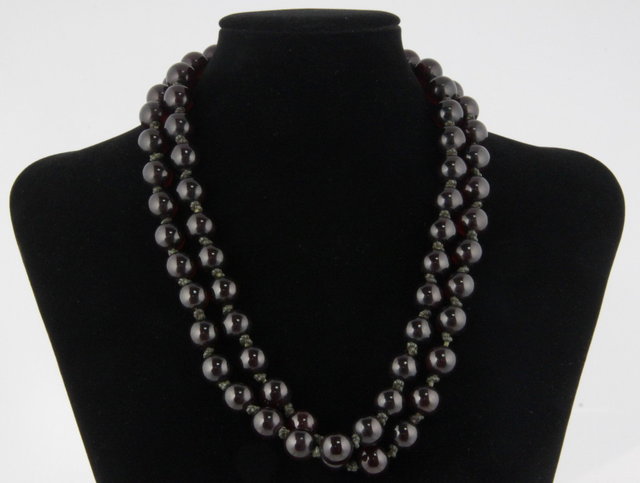 A long single-strand amber bead