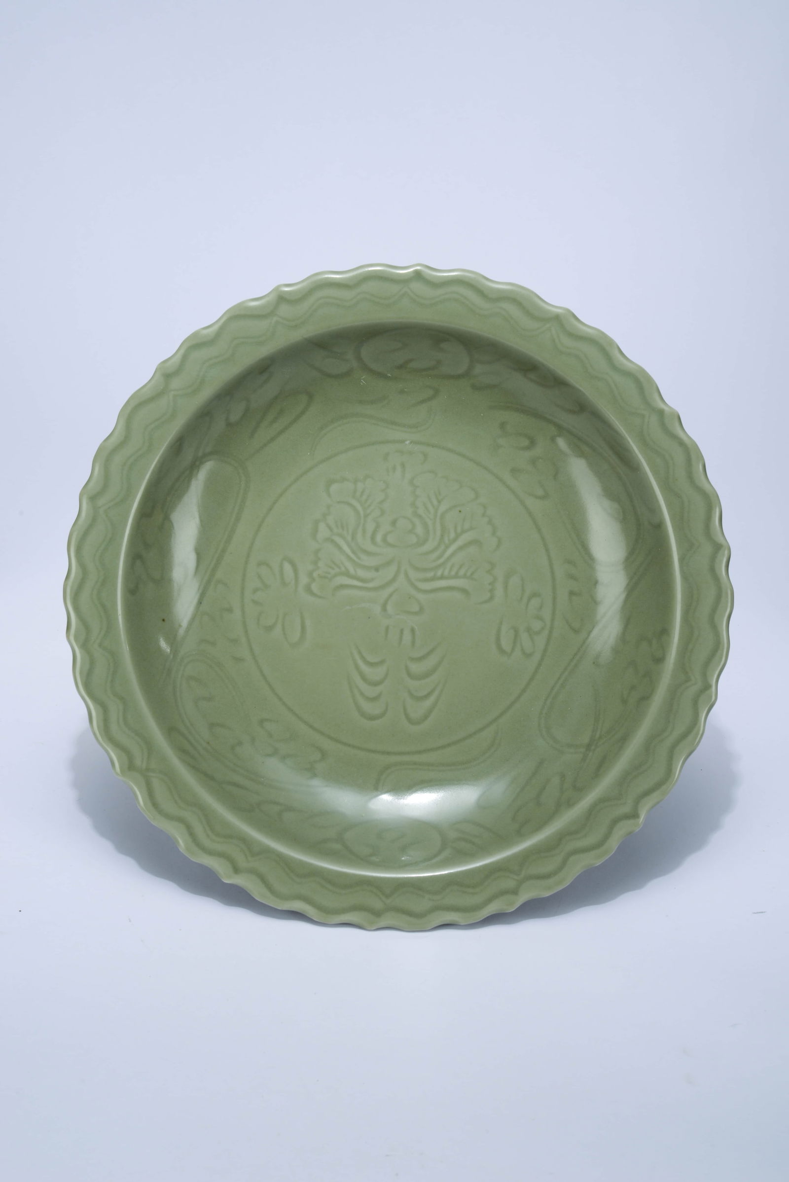A LONGQUAN TYPE CARVED 'BAO XIANG