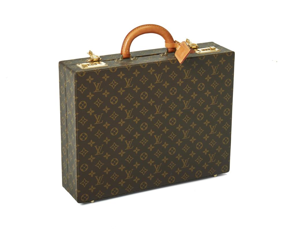 A LOUIS VUITTON ATTACHé