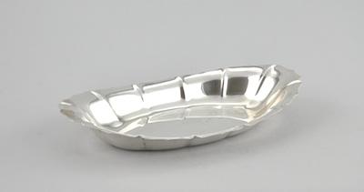 A Lunt Sterling Silver Serving Dish