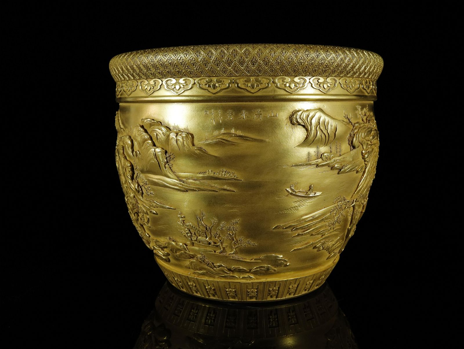 A MAGNIFICENT GOLD-GROUND CARVING