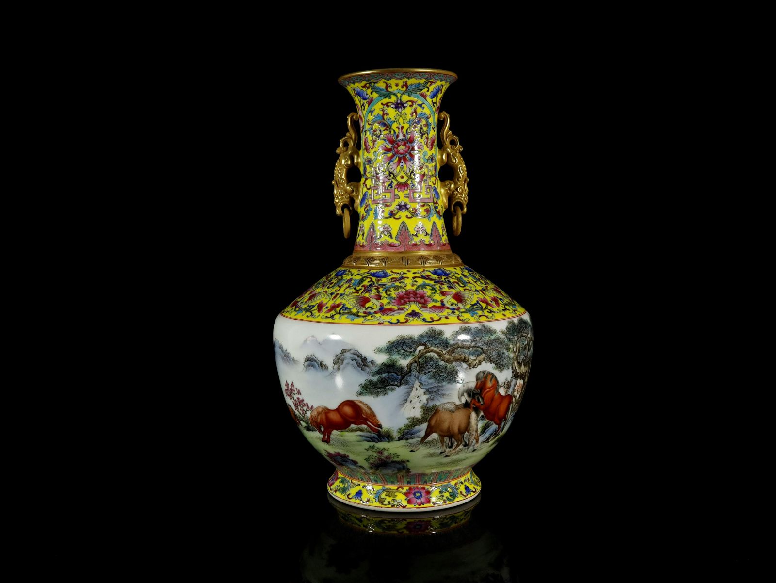 A MAGNIFICENT YELLOW-GROUND YANGCAI