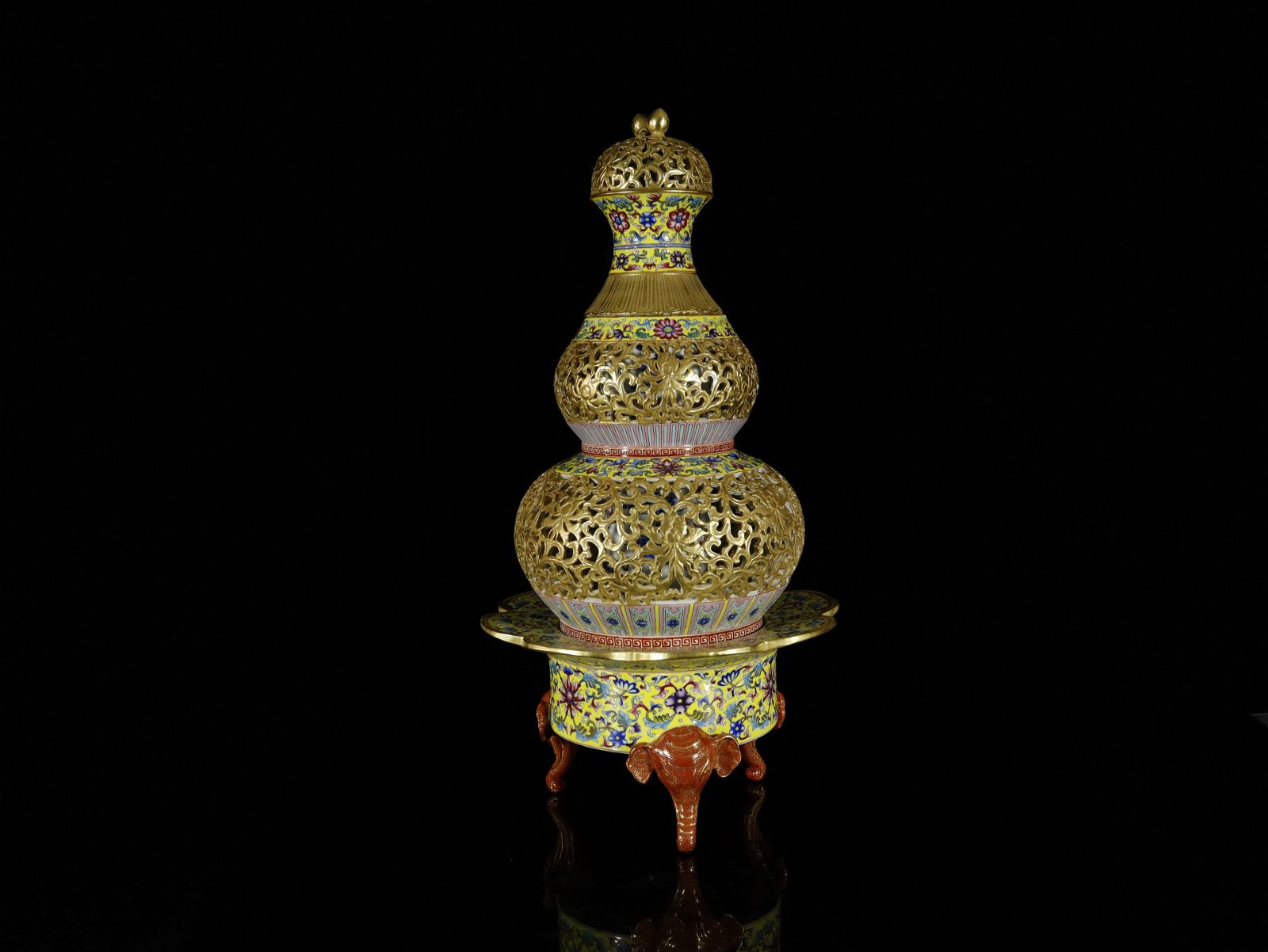 A MAGNIFICENT YELLOW-GROUND YANGCAI